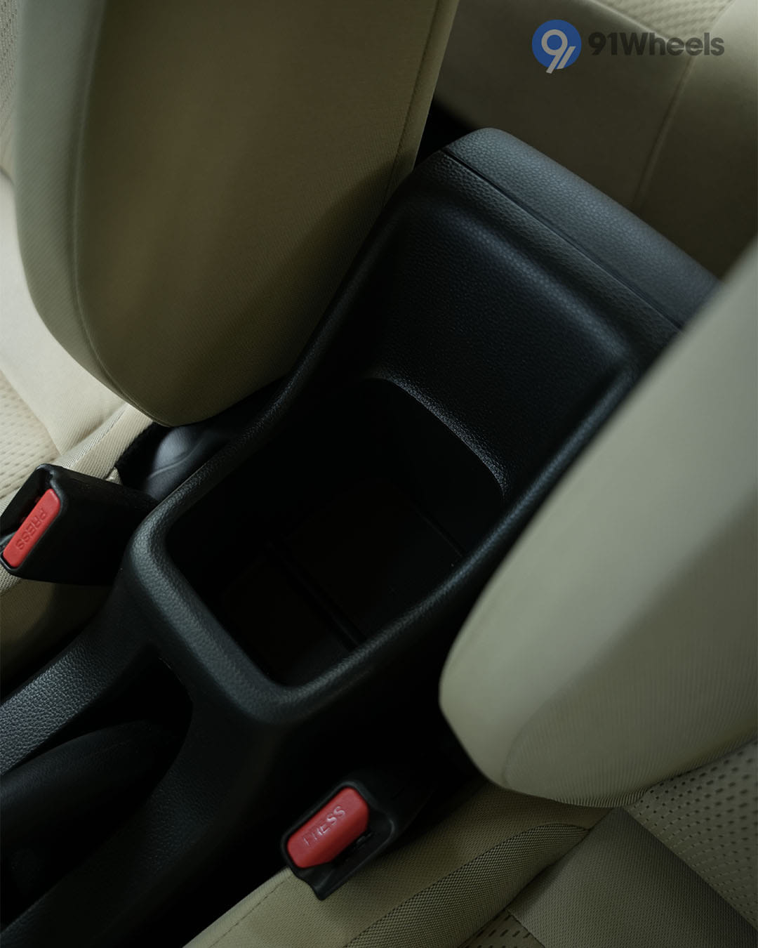 Dashboard & Front Cabin - 10