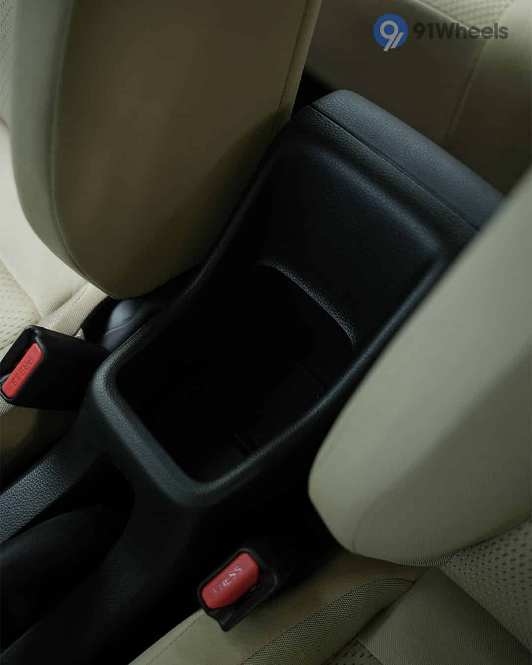 Front Centre Arm Rest Storage Front Centre Arm Rest Storage