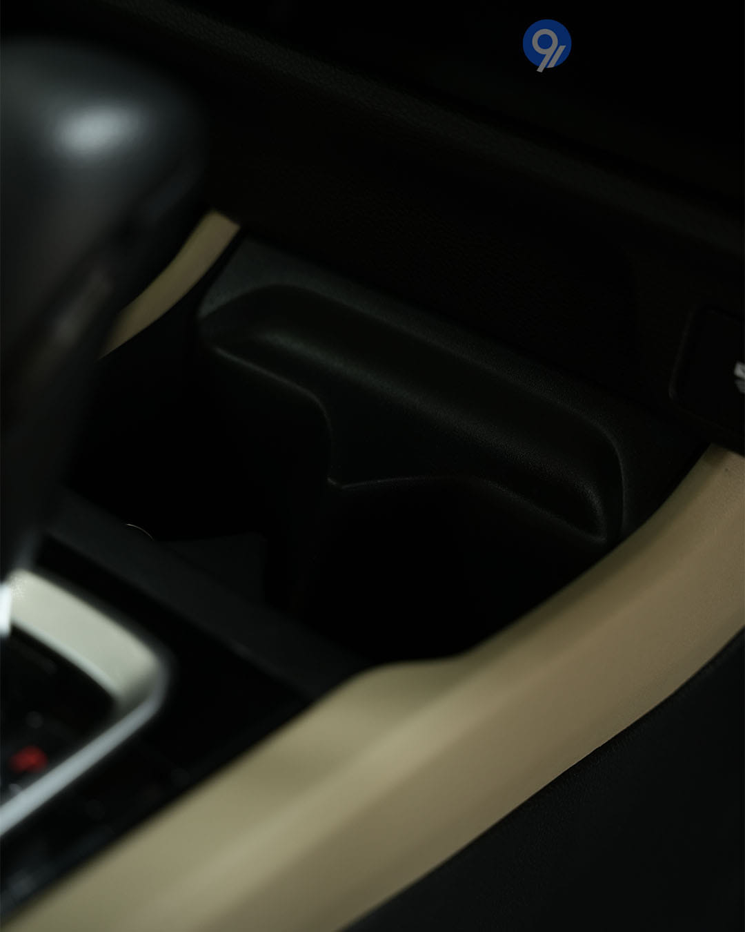 Dashboard & Front Cabin - 11