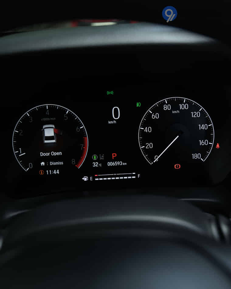 Dashboard & Front Cabin - 6 Dashboard & Front Cabin - 6