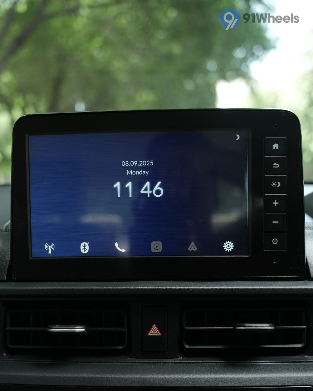 Dashboard & Front Cabin - 8