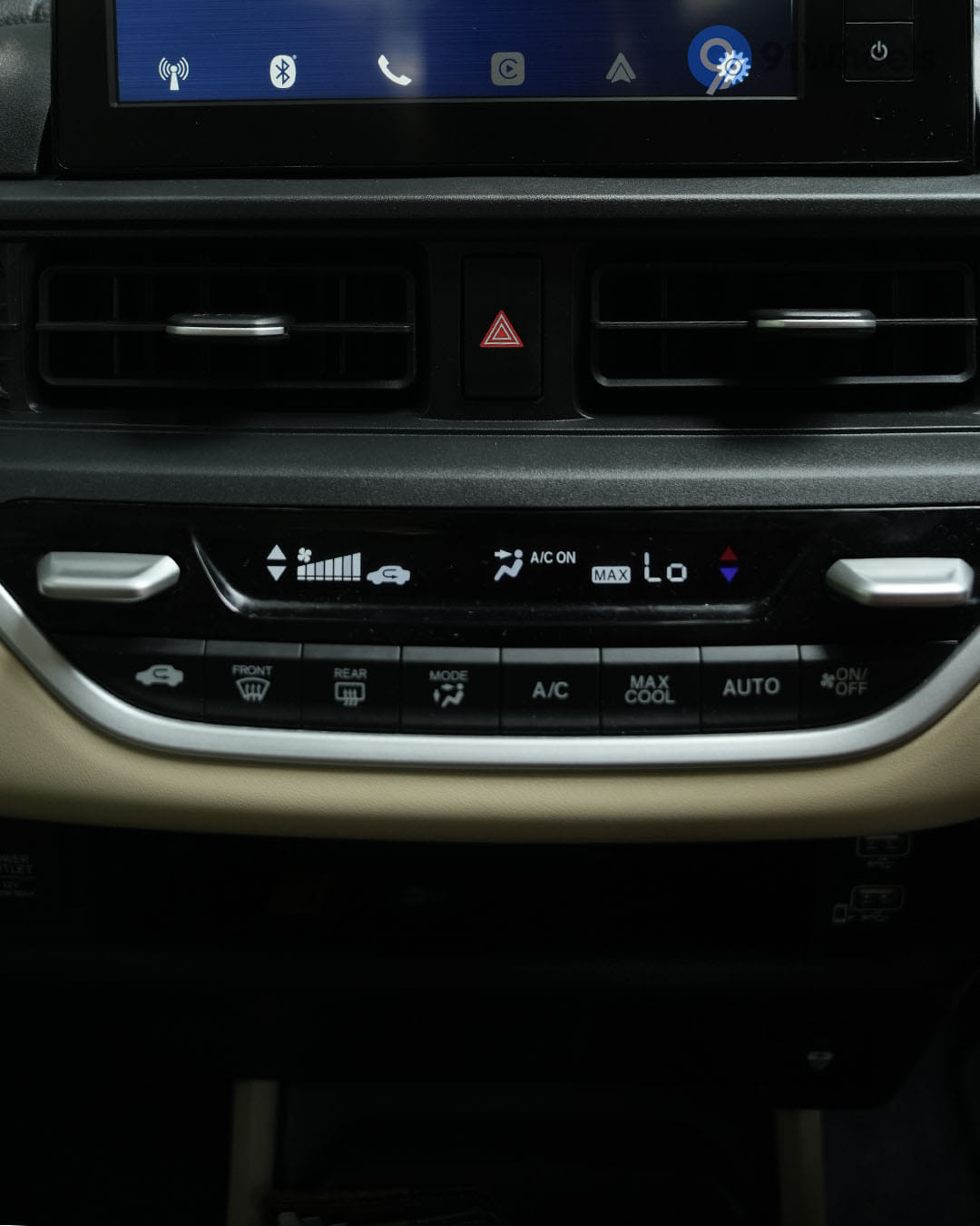 Dashboard & Front Cabin - 9