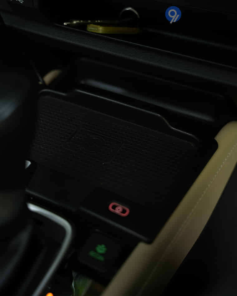 Dashboard & Front Cabin - 7