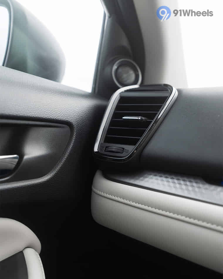 Dashboard & Front Cabin - 7