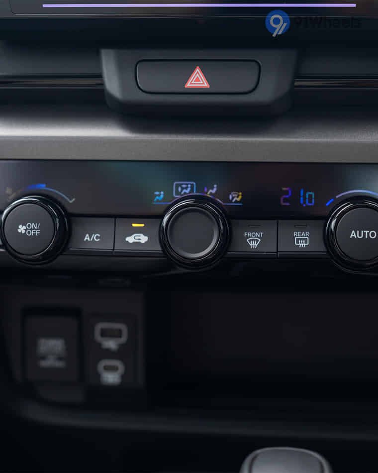 Dashboard & Front Cabin - 5