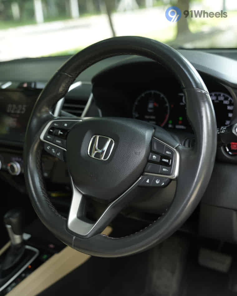 Dashboard & Front Cabin - 4