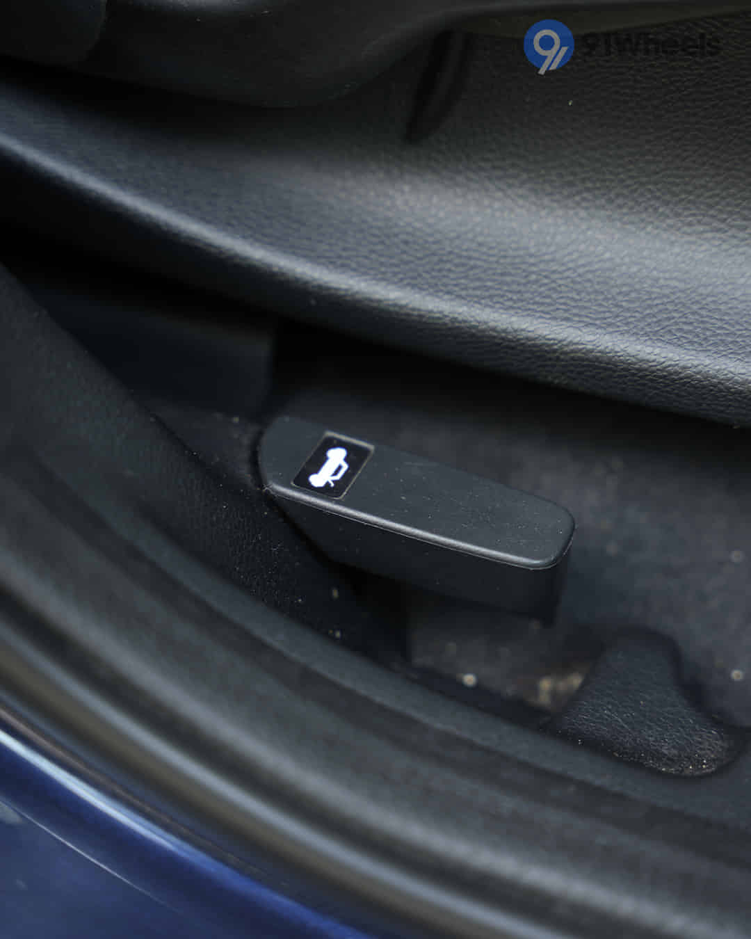 Boot Release Lever / Fuel Lid Release Lever