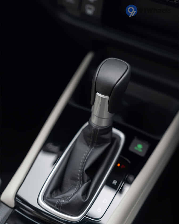 Dashboard & Front Cabin - 11