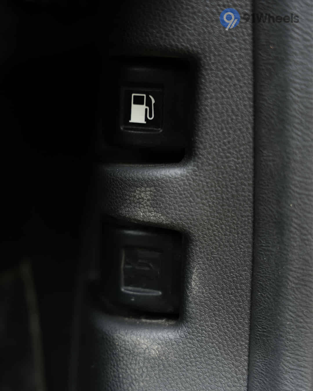 Boot Release Lever / Fuel Lid Release Lever