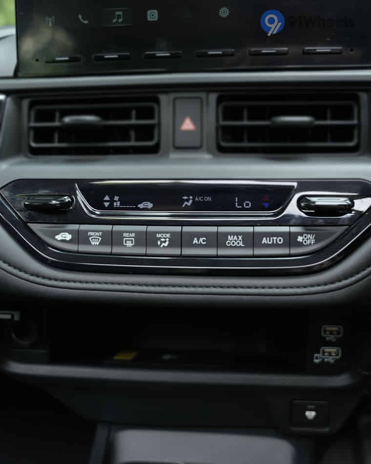 Dashboard & Front Cabin - 10