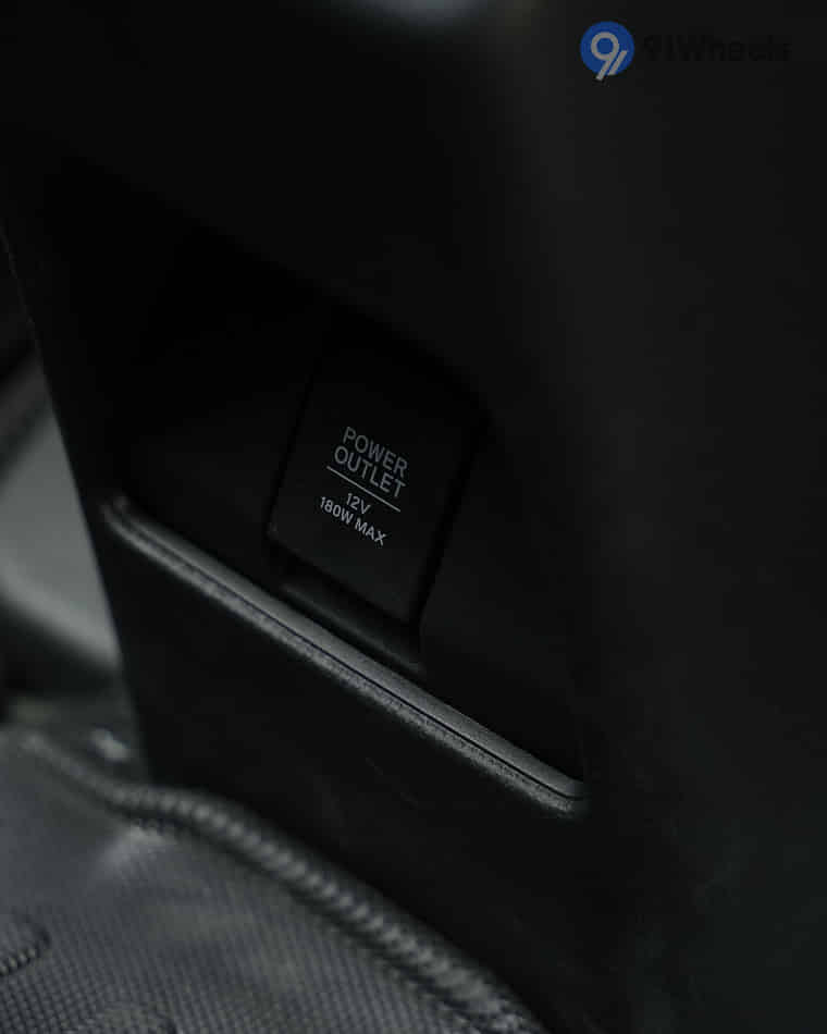 Infotainment & Charging - 4