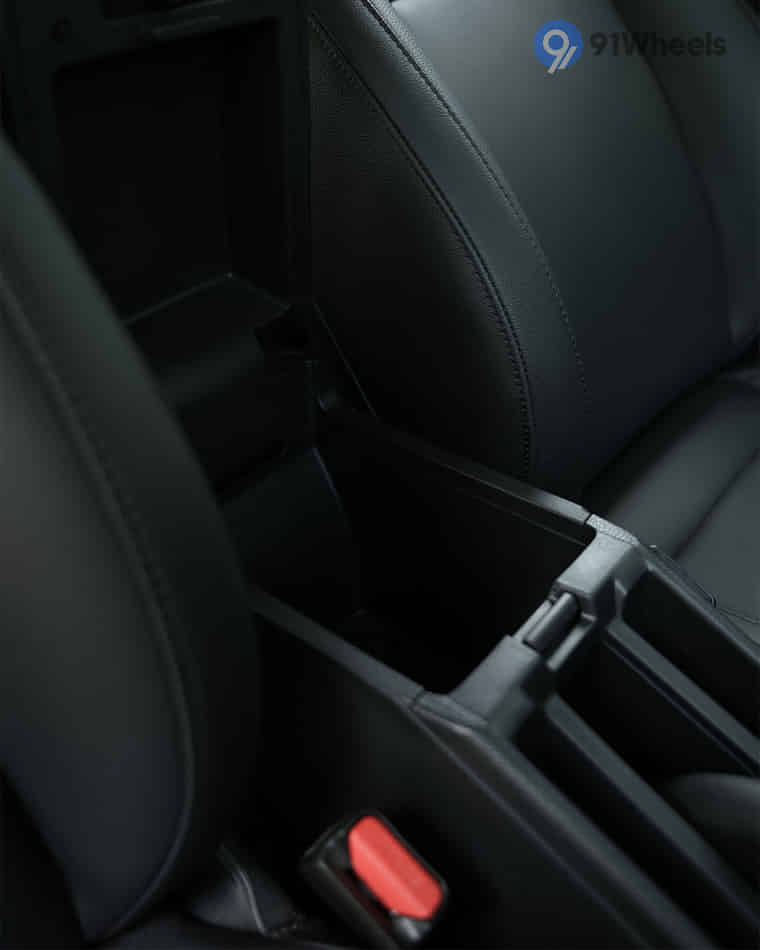 Dashboard & Front Cabin - 11