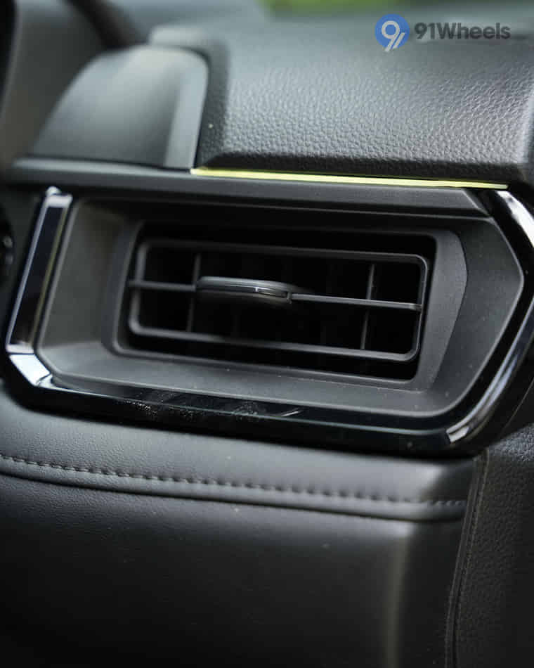 Dashboard & Front Cabin - 5