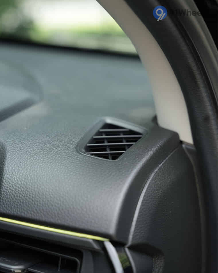 Dashboard & Front Cabin - 15