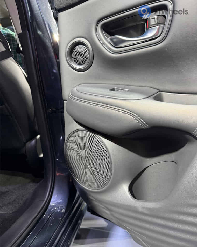 Infotainment & Charging - 2 Infotainment & Charging - 2