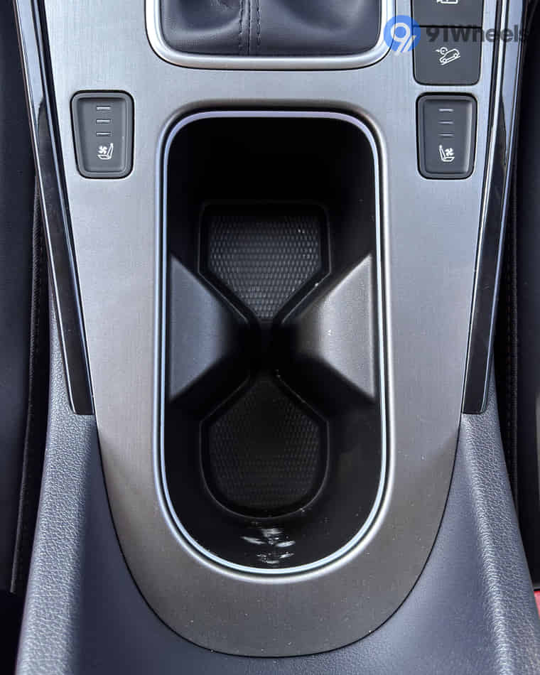 Dashboard & Front Cabin - 10