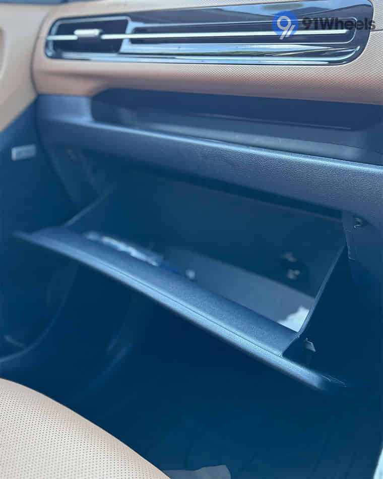 Dashboard & Front Cabin - 14