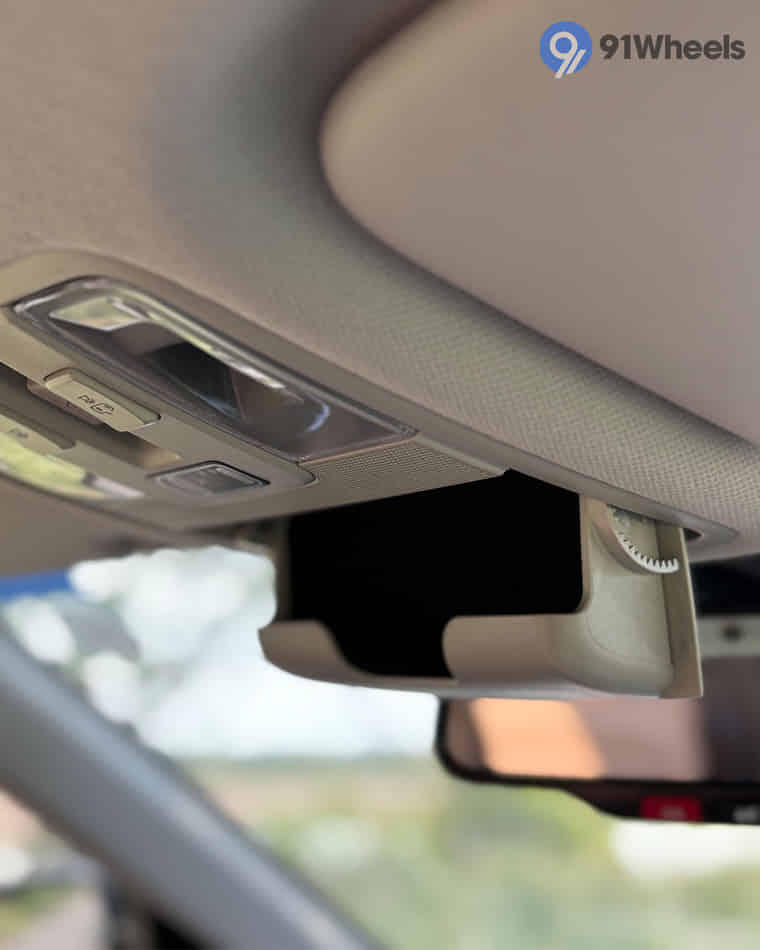 Dashboard & Front Cabin - 15