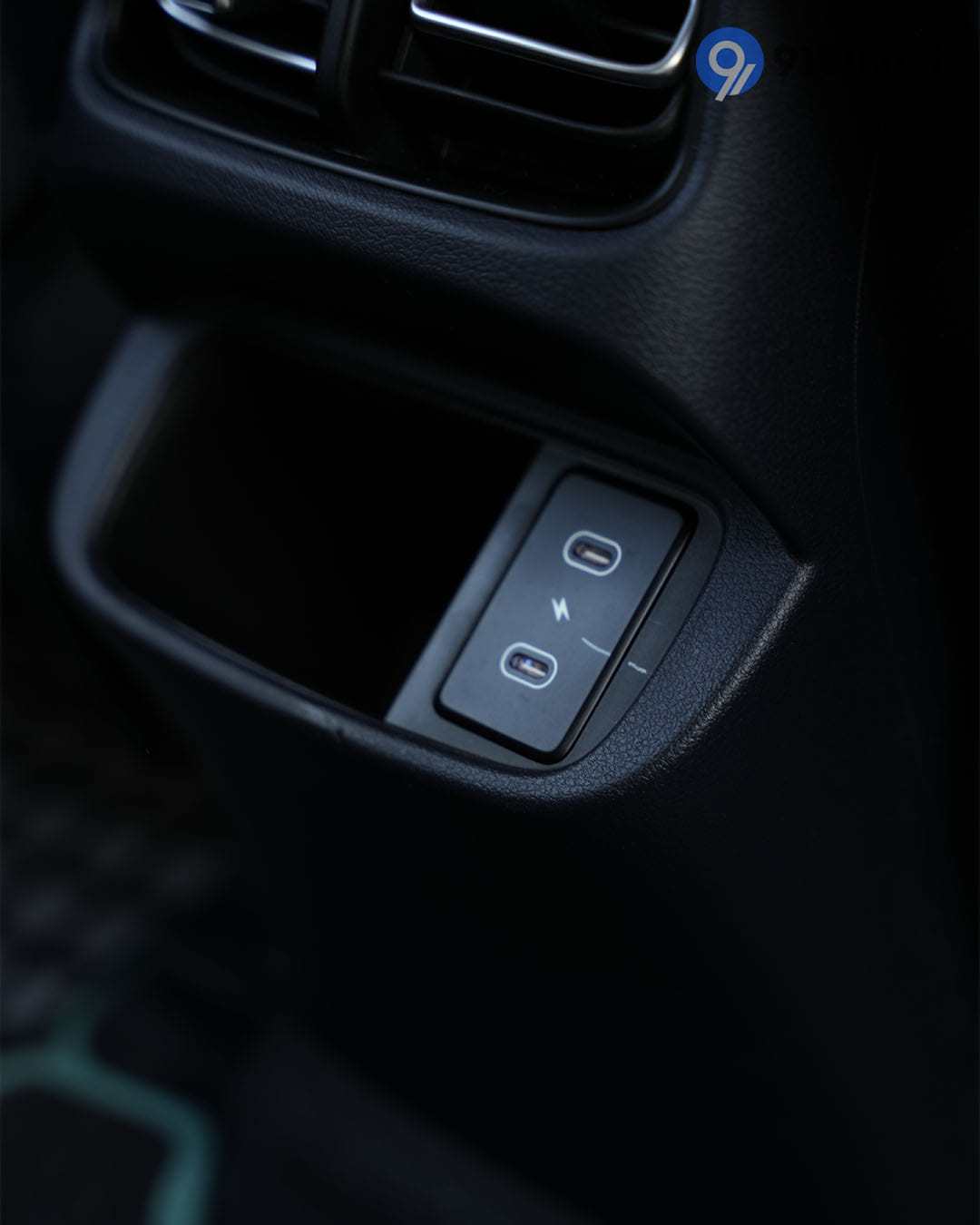 Infotainment & Charging - 3 Infotainment & Charging - 3