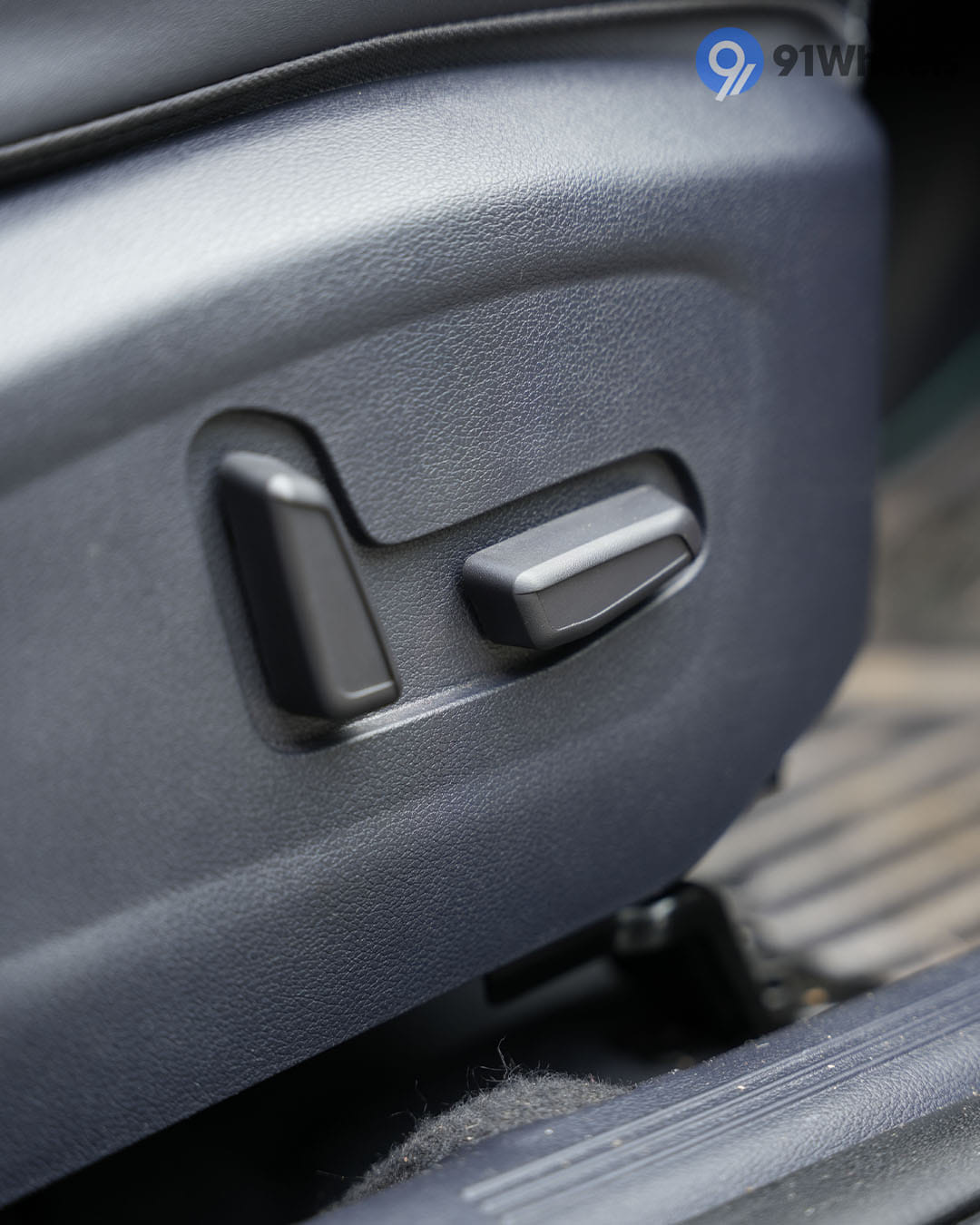 Seats & Cabin Comfort - 10 Seats & Cabin Comfort - 10