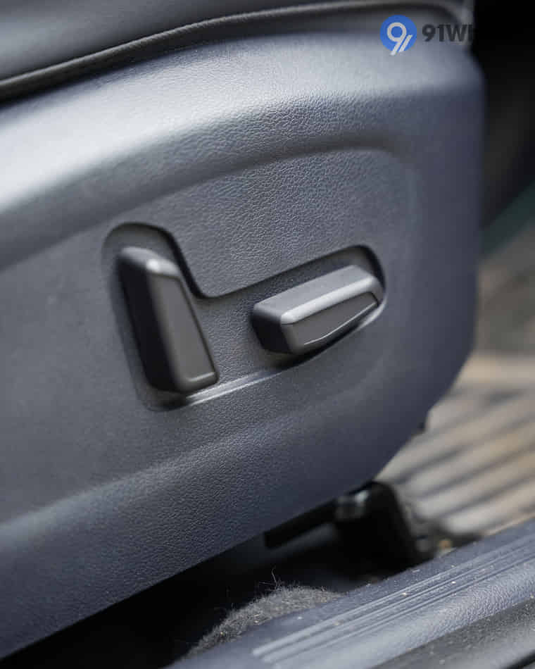 Seats & Cabin Comfort - 10