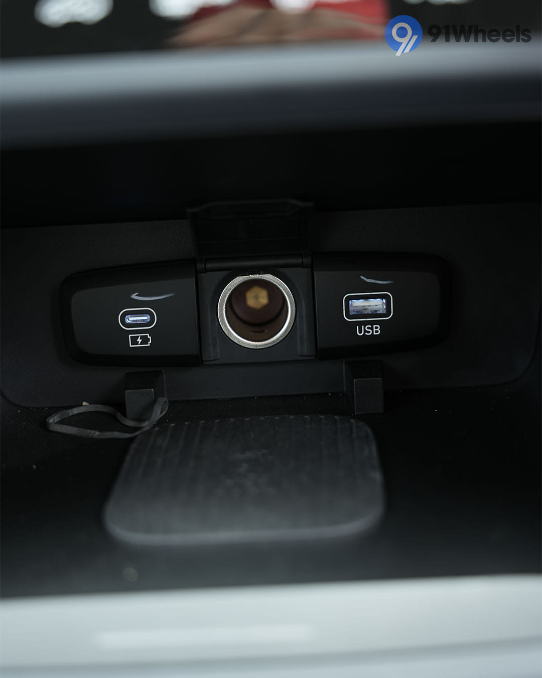 Dashboard & Front Cabin - 8 Dashboard & Front Cabin - 8