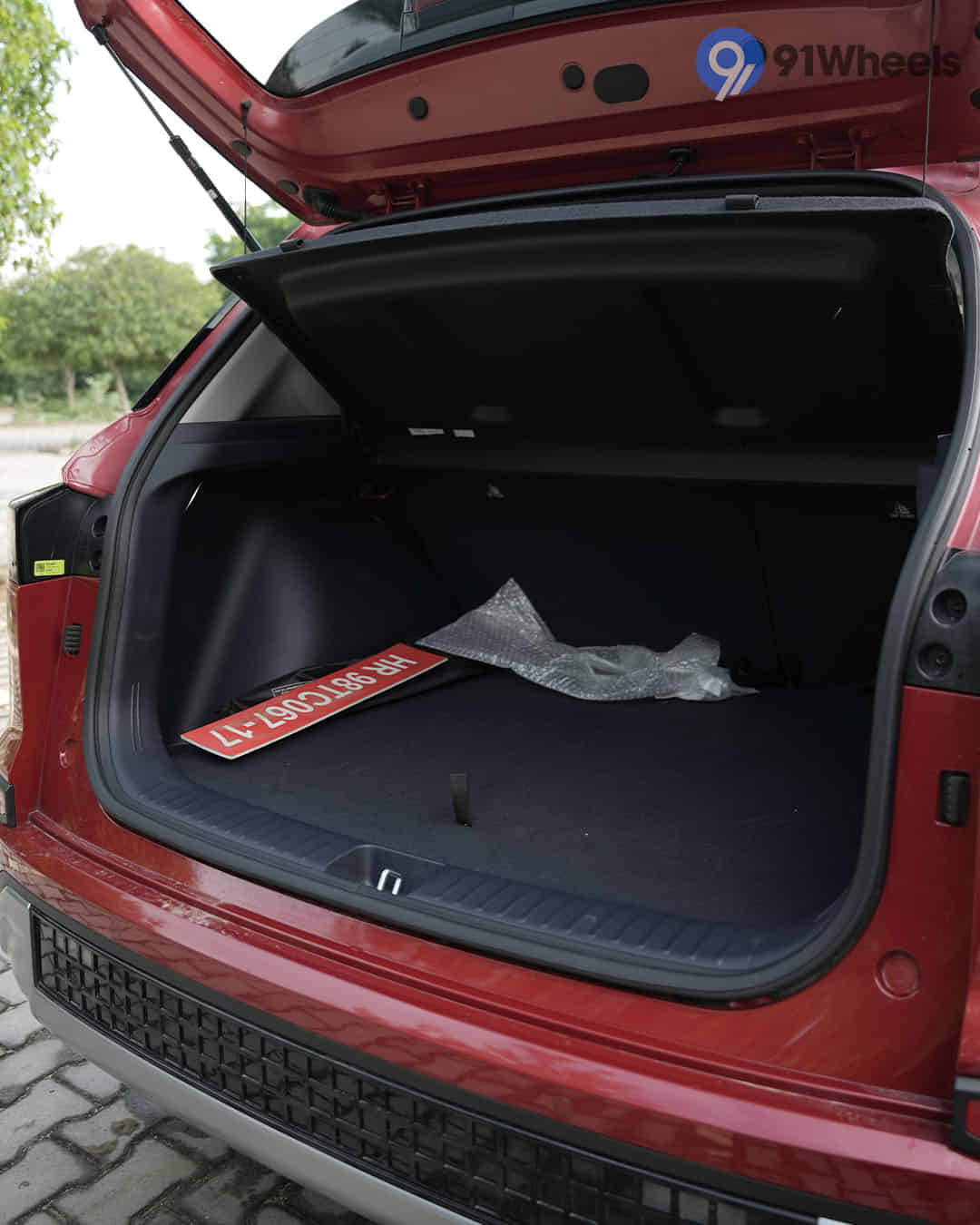 Builds on the familiarity of the regular Creta, but with bits to lay emphasis on its EV powertrain. Design 4