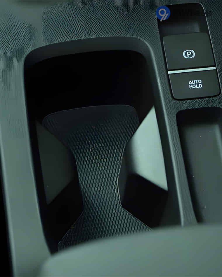 Dashboard & Front Cabin - 72