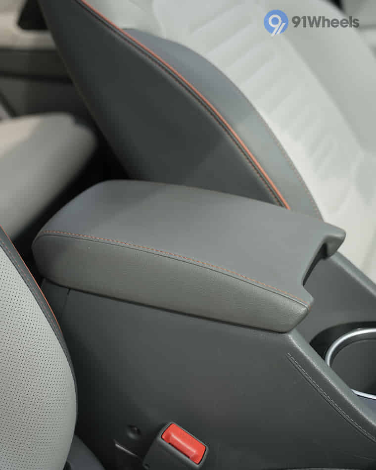 Dashboard & Front Cabin - 9