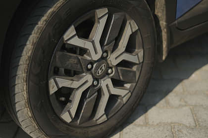 Hyundai Exter SX (O) AT Wheel