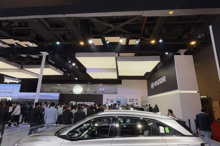 Hyundai Nexo EV Side Glass Housing