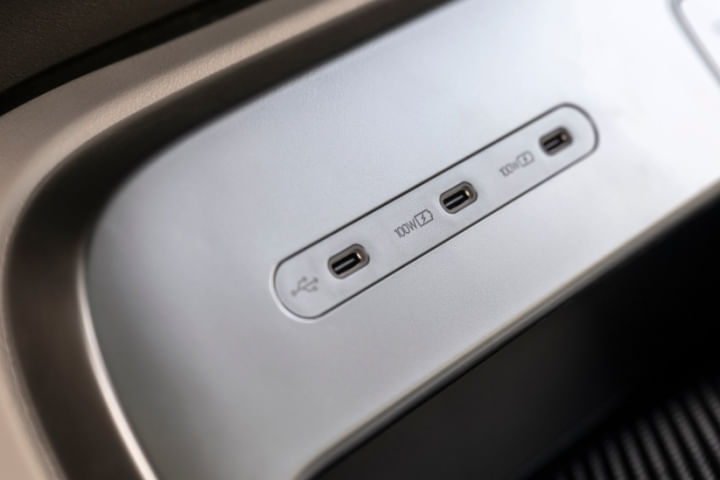 Hyundai IONIQ 9 USB Port/Power Socket/Wireless Charging