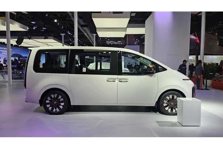 Hyundai Staria Right Side View