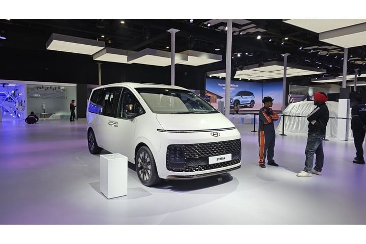 Hyundai Staria Right Front Three Quarter