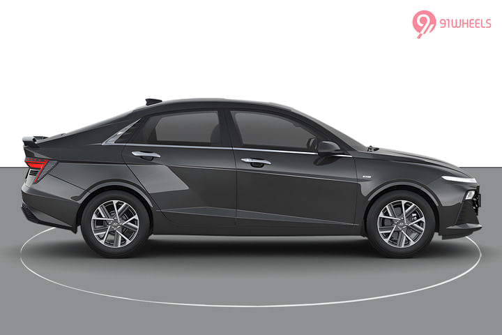 Hyundai Verna Right Side View