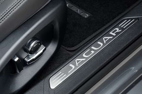 Jaguar XE SE Diesel Front Seat Adjustment