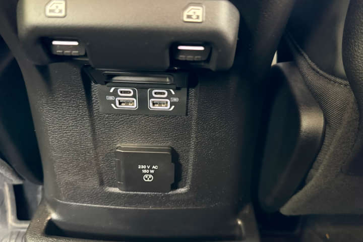 Jeep Wrangler USB Port/Power Socket/Wireless Charging