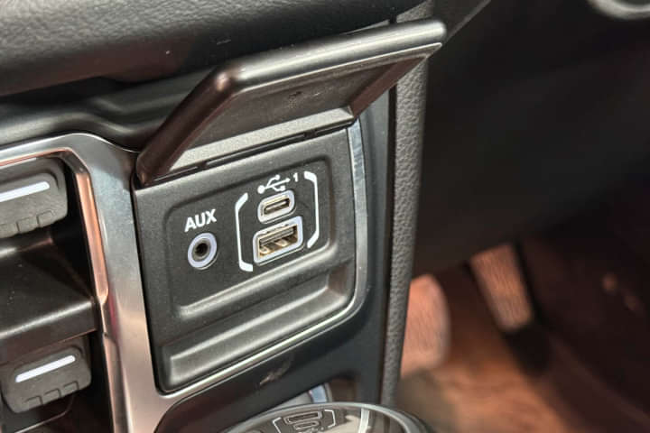 Jeep Wrangler USB Port/Power Socket/Wireless Charging