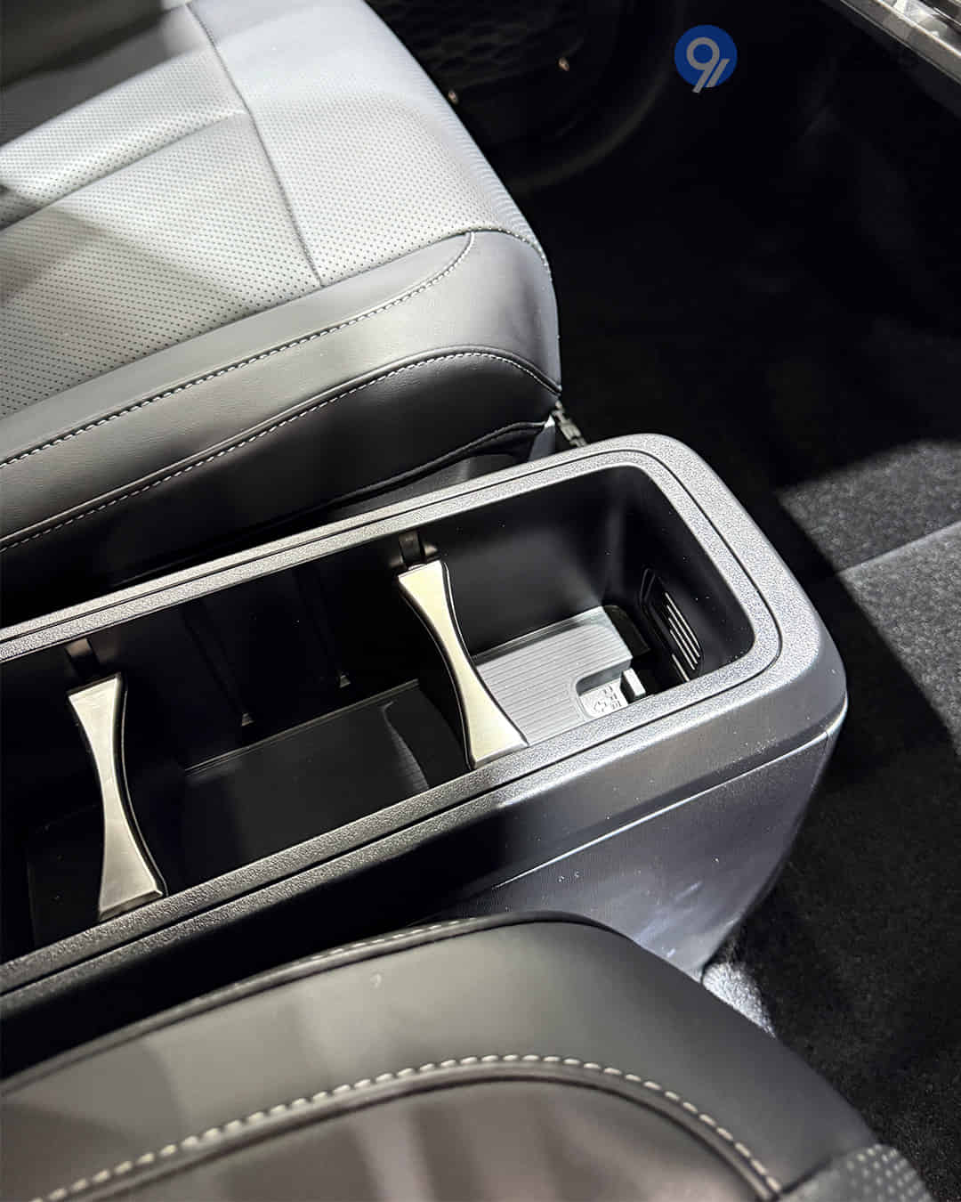 Front Centre Arm Rest Storage Front Centre Arm Rest Storage
