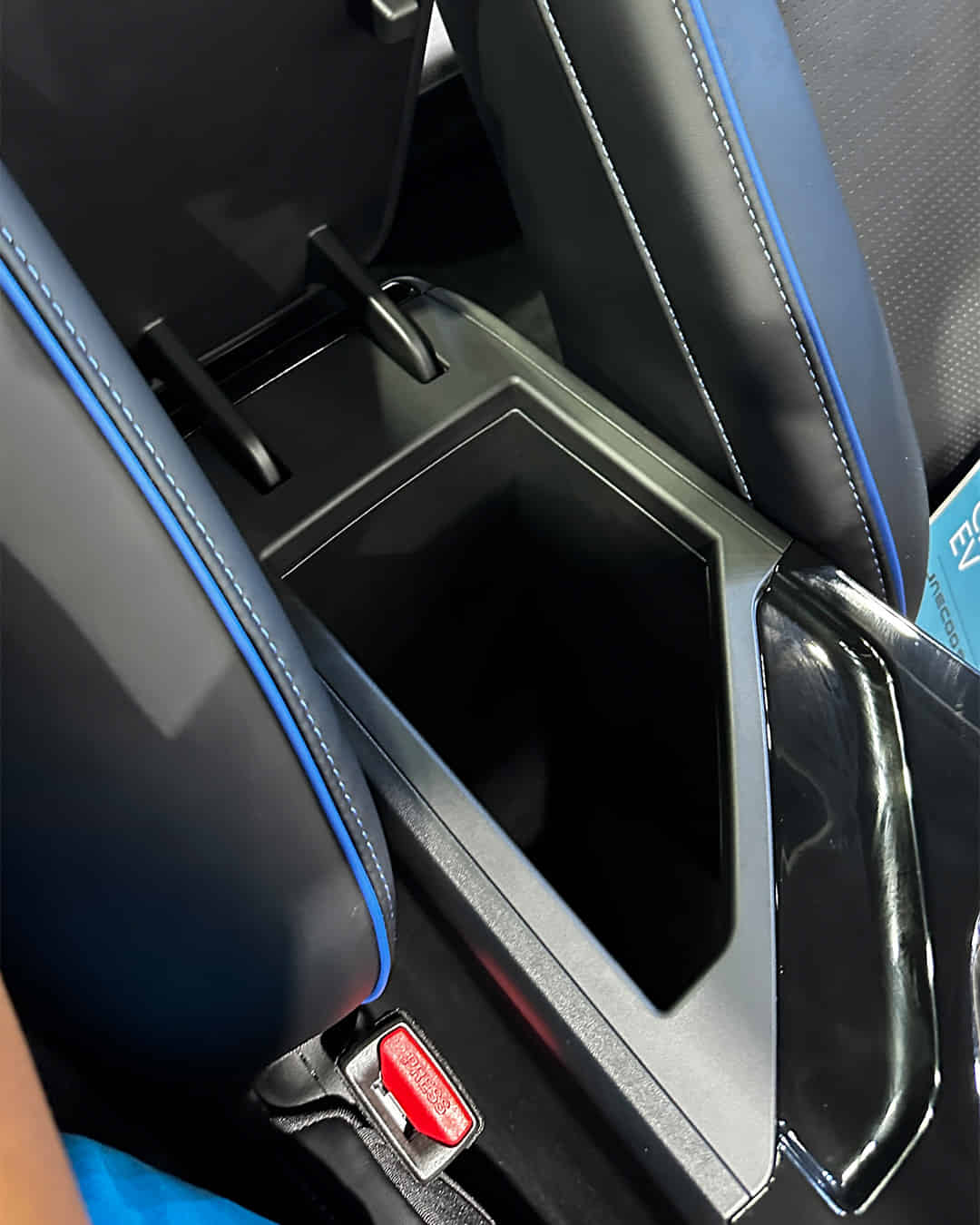 Front Centre Arm Rest Storage