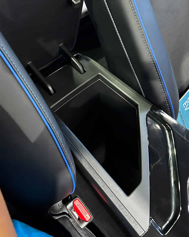 Dashboard & Front Cabin - 8