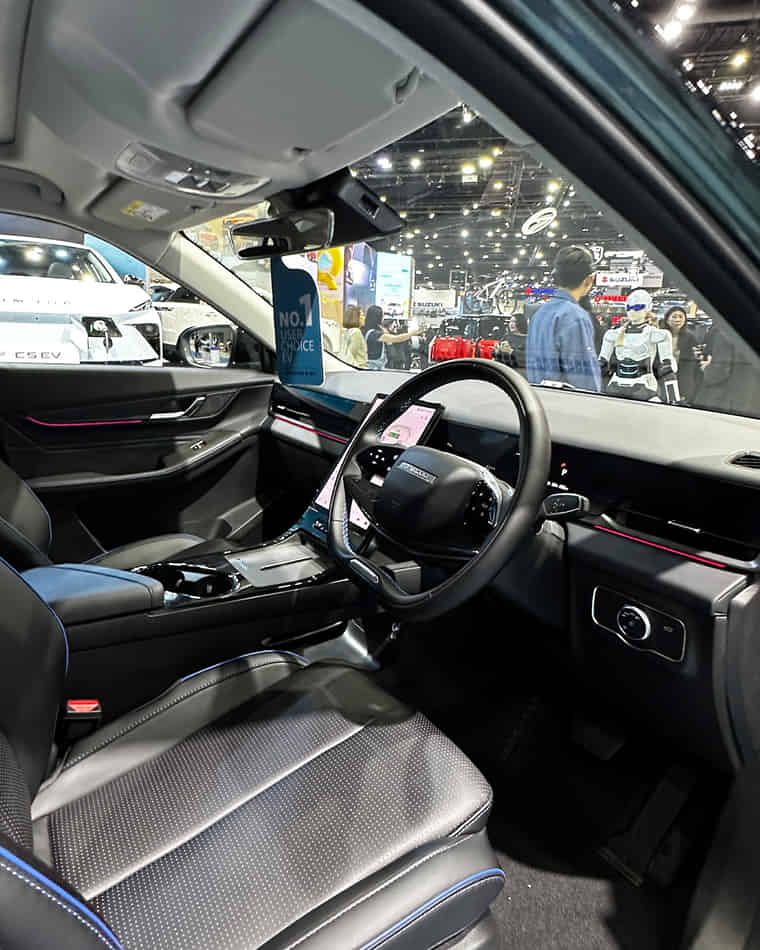 Dashboard & Front Cabin - 11