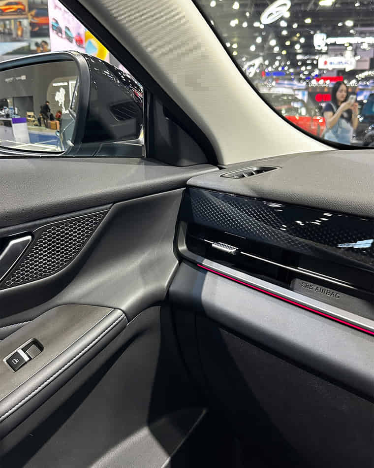 Dashboard & Front Cabin - 7