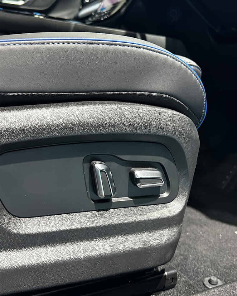 Seats & Cabin Comfort - 9