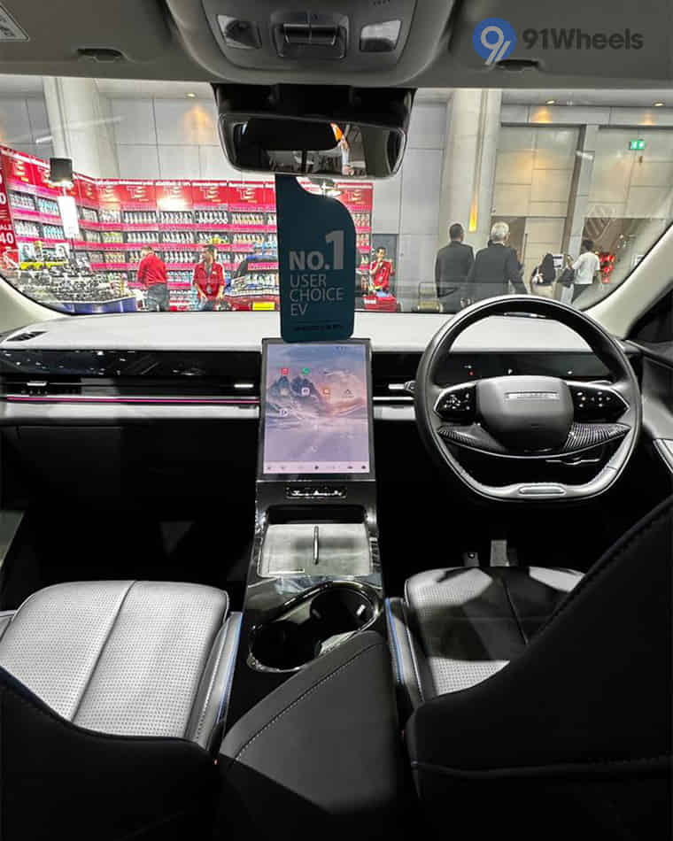 Dashboard & Front Cabin - 4