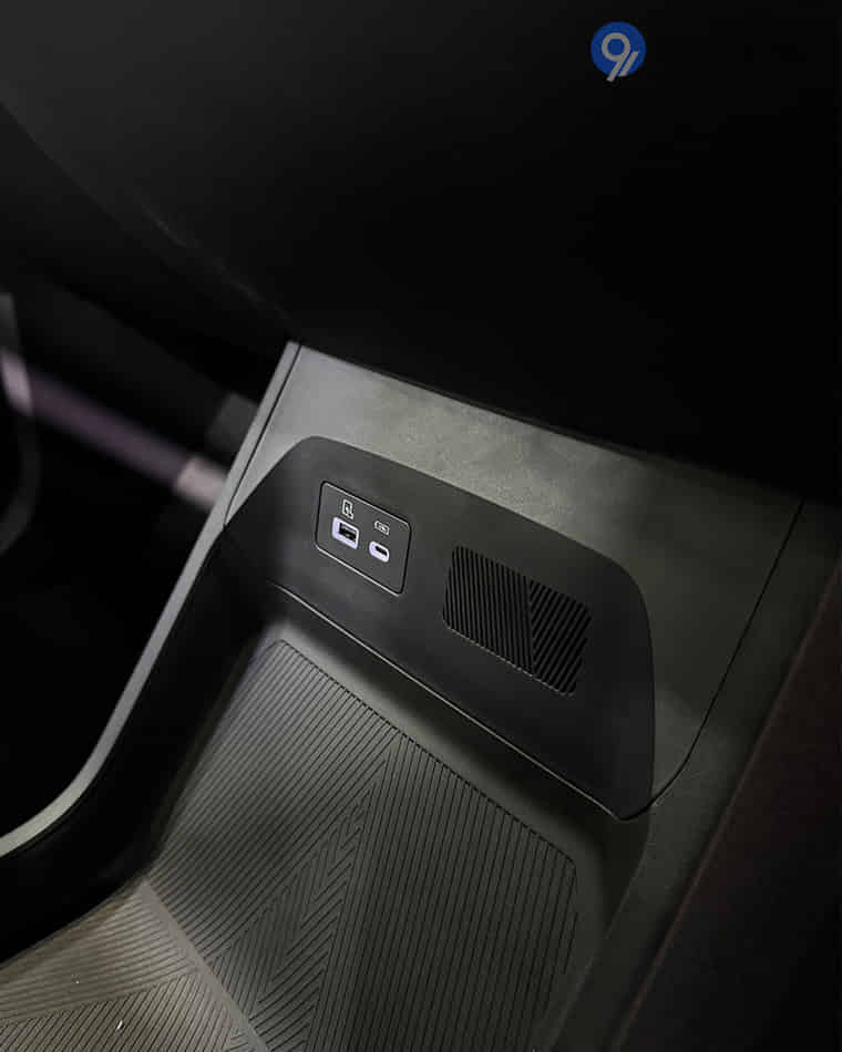 Dashboard & Front Cabin - 7