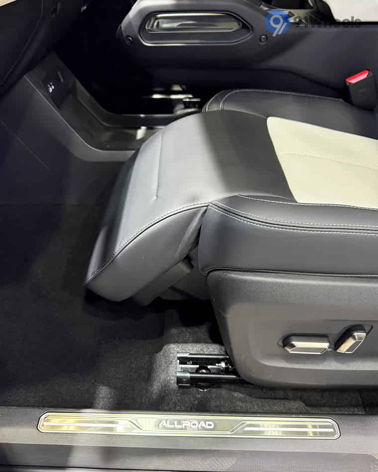 Dashboard & Front Cabin - 11