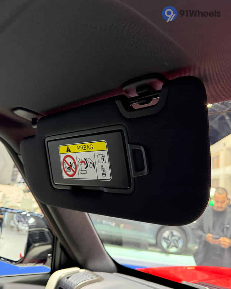 Dashboard & Front Cabin - 10