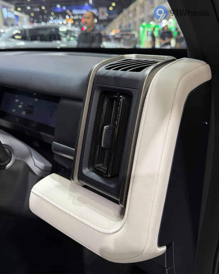 Dashboard & Front Cabin - 5