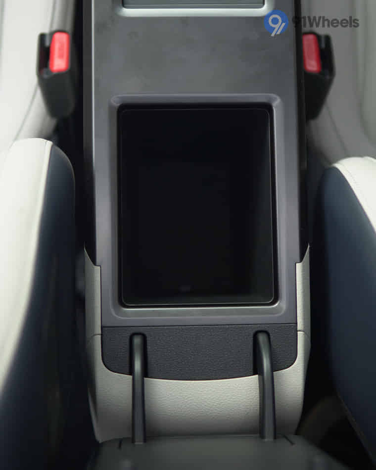 Dashboard & Front Cabin - 10